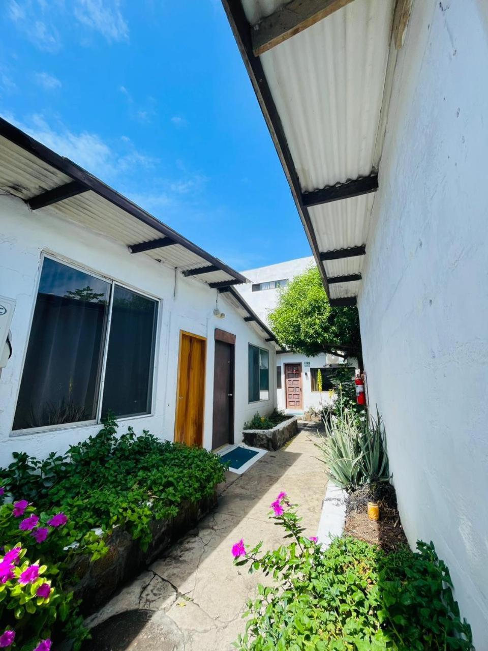 Hostal Darwin Puerto Ayora  Exteriör bild